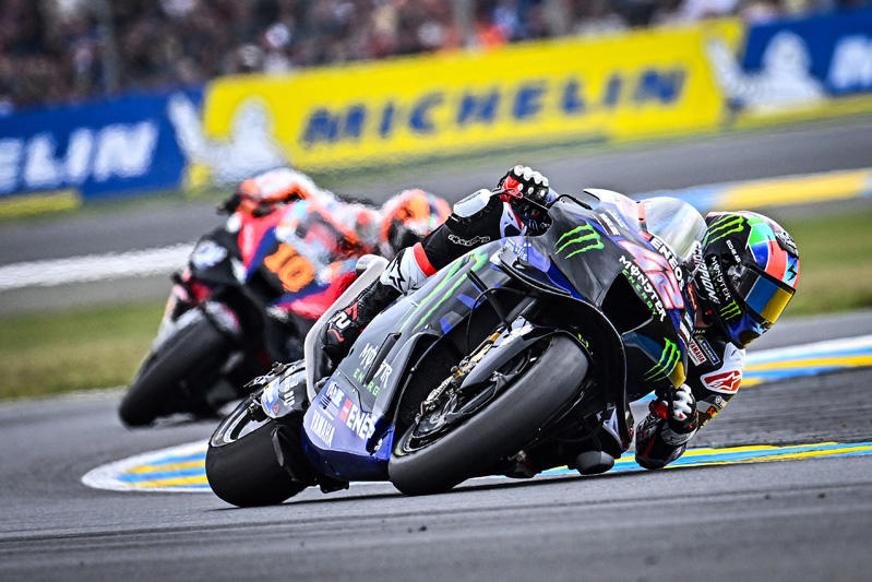 得益于领先车手遭遇摔车，从第21名发车的#42 亚历克斯·林斯（YZR-M1）在完赛时上升到了第15名