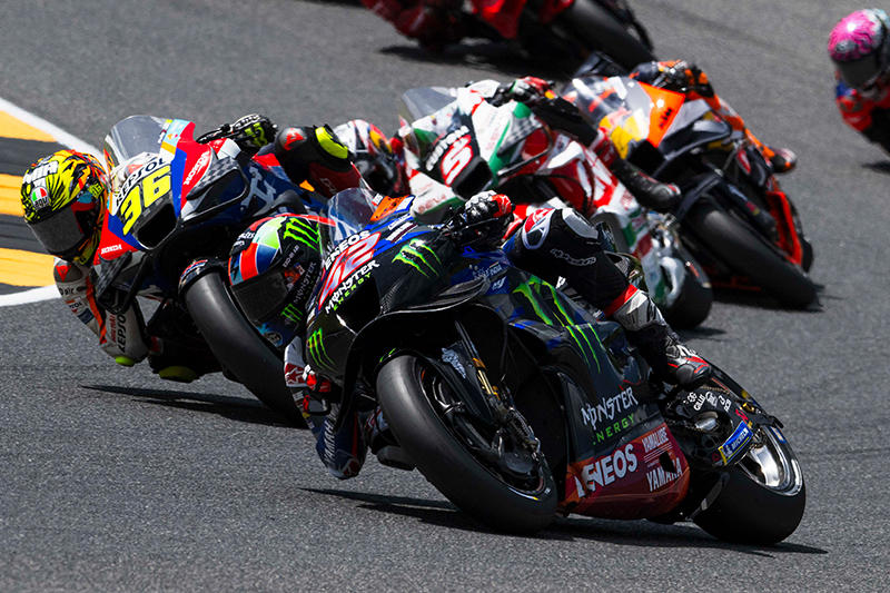 #42 亚历克斯·林斯（YZR-M1）在短程竞速赛中位列第13名