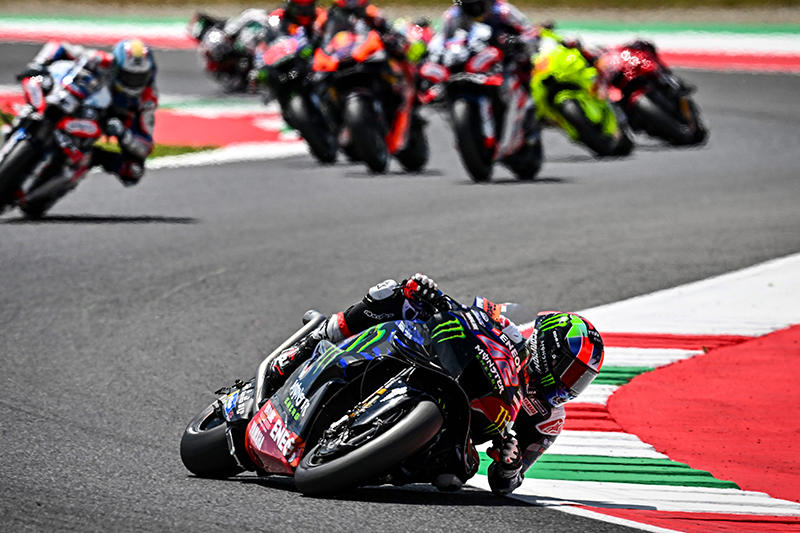 #42 亚历克斯·林斯（YZR-M1）从第10发车位出发，最后获得了第15名