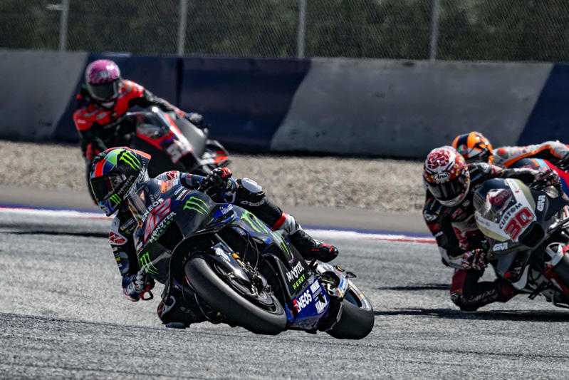 #42 亚历克斯·林斯（YZR-M1）从第21发车位一路追赶，最终位居第16名