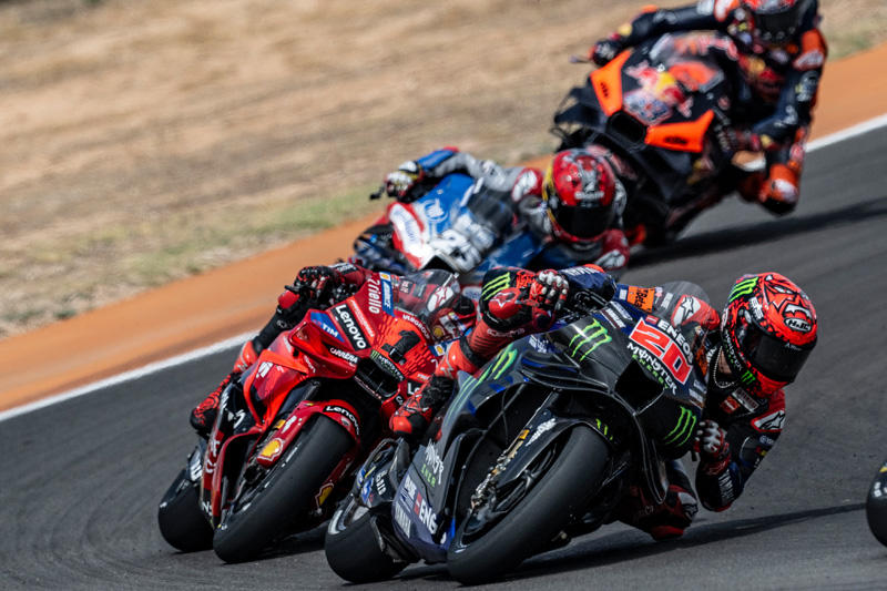 从第17发车位出发的#20 法比奥·夸塔拉罗（YZR-M1）起步出色，自第9名位置发起攻击，最终获得第8名
