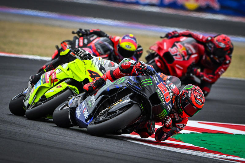 在艰难的路况下，#20 法比奥·夸塔拉罗（YZR-M1）获得第7名