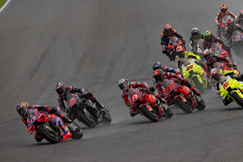#20法比奥·夸塔拉罗（YZR-M1）在第4名的位置行驶时和其他车辆发生碰擦，倒地后再次出发，最终获得第16名