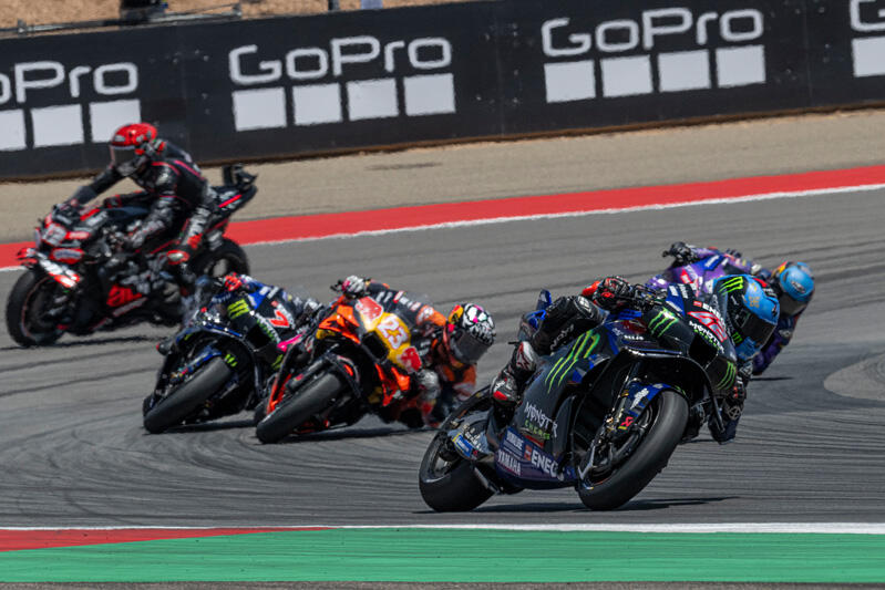 #42亚历克斯·林斯（YZR-M1）在比赛后半程强势反超，最终斩获雅马哈阵营最高名次第11名