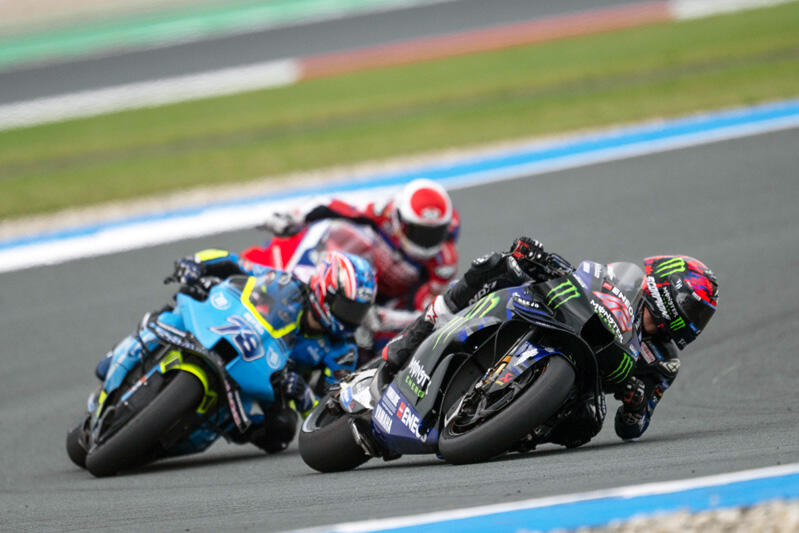 #42 亚历克斯·林斯（YZR-M1）在开始阶段排名后退至17位，之后提升名次，位列第15名