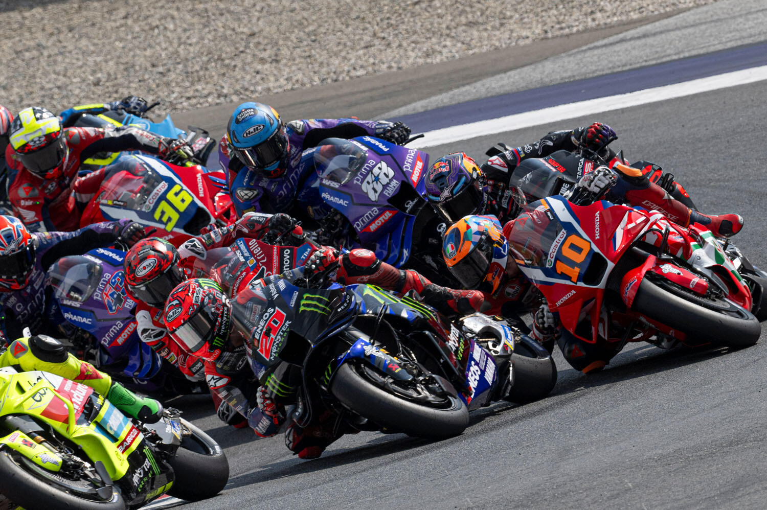 #20法比奥·夸塔拉罗（YZR-M1）预赛排名第16，在短程竞速赛上展开前10之争，最终收获第11名