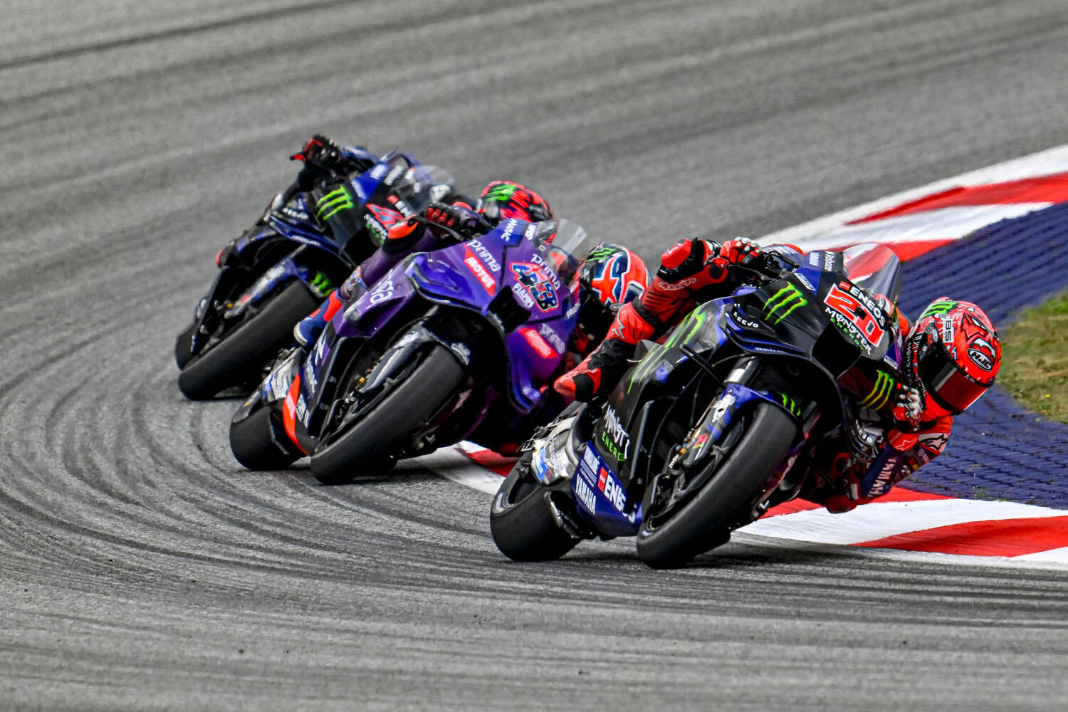 法比奥·夸塔拉罗（YZR-M1）以雅马哈阵营最高排名第15名迎来黑白格旗