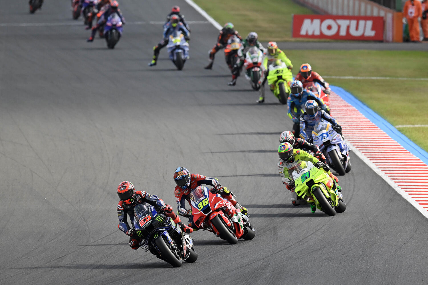 MotoGP：#20法比奥·夸塔拉罗（YZR-M1）抵御住了后方追击，以第8名的成绩完赛