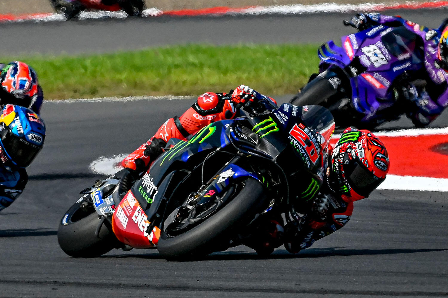 MotoGP：#20 法比奥·夸塔拉罗（YZR-M1）全程冷静驾驶，以第7名的身份迎来黑白格旗
