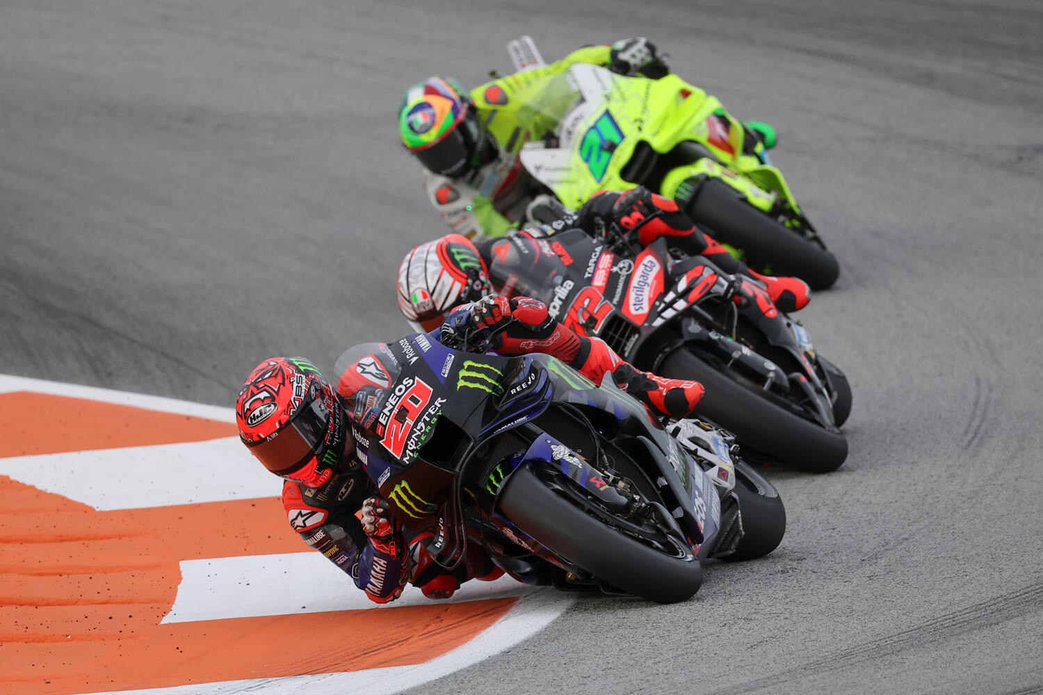#20 法比奥·夸塔拉罗(YZR-M1)以预赛第6名、短程竞速赛第7名的身份迎来黑白格旗
