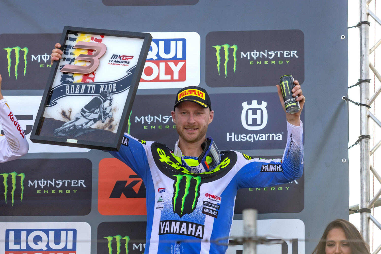 MXGP：#10卡尔文·弗兰德伦（YZ450FM）在Race 1和Race 2中分别获得第3名和第5名，以综合成绩第3名登上了领奖台