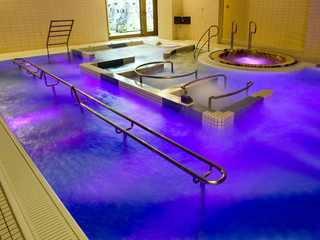 使用水中照明系统点亮游泳池 -2-